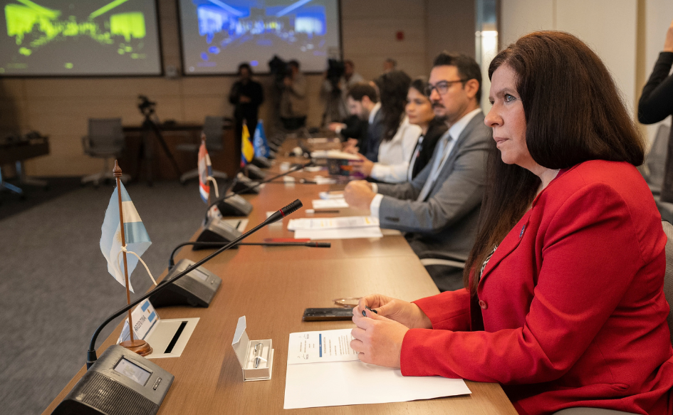 Representante de Argentina en el Foro Especializado Migratorio del Mercosur, escucha la presentación de apertura