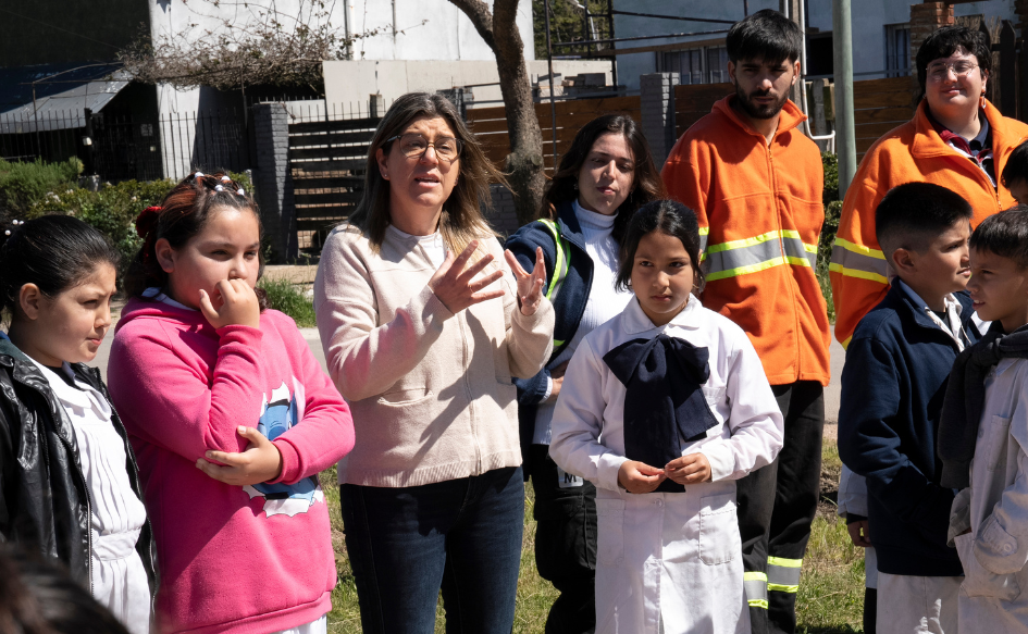 Ministra de Vivienda, Tamara Paseyro, habla con niños de la escuela n°271, durante la jornada de plantación de árboles en la cañada Mones Quinela, en Cerro Norte