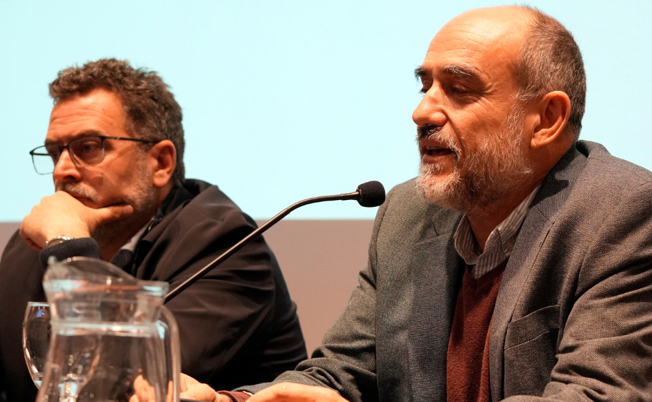Secretario nacional de Ciencia y Valorización del Conocimiento, David González, habla en conferencia. A su lado, el subsecretario de Ganadería, Matías Carámbula