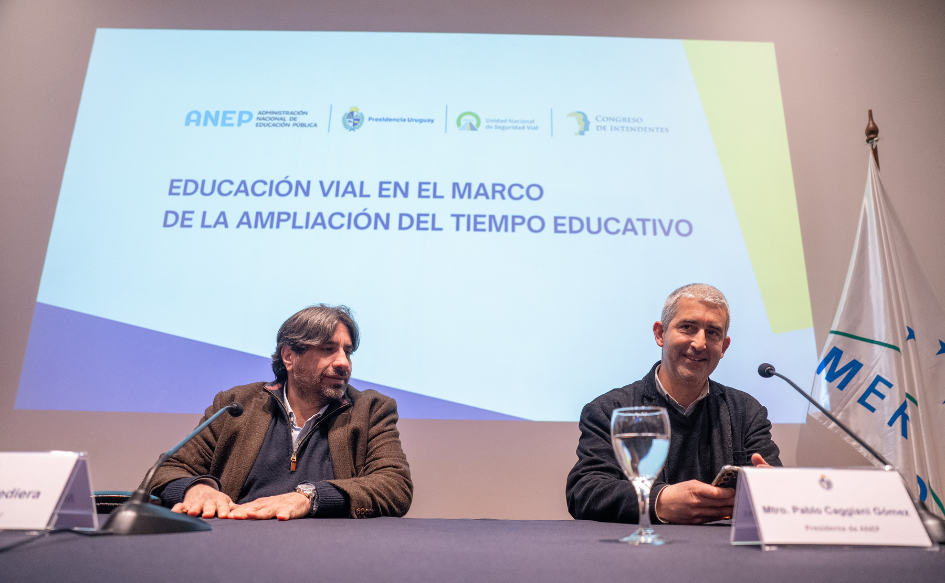 Presidente de ANEP, Pablo Caggiani, y presidente de Unasev, Marcelo Metediera, en el escenario del salón de actos de Torre Ejecutiva, durante la presentación de la estrategia de educación vial en el marco de la ampliación del tiempo educativo