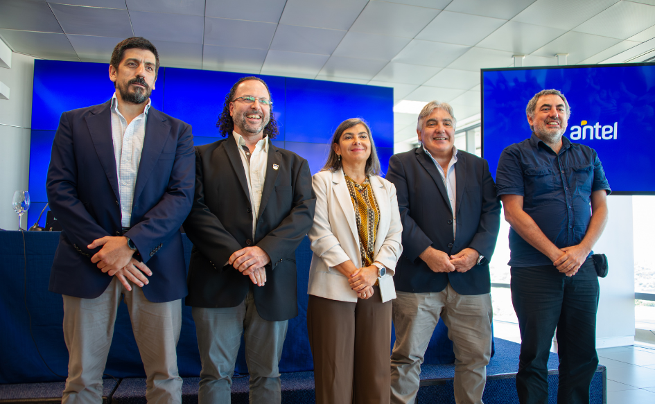 Presidente y vicepresidente de Antel, rector de la Udelar y decano de Facultad de Ingeniería, de pie.