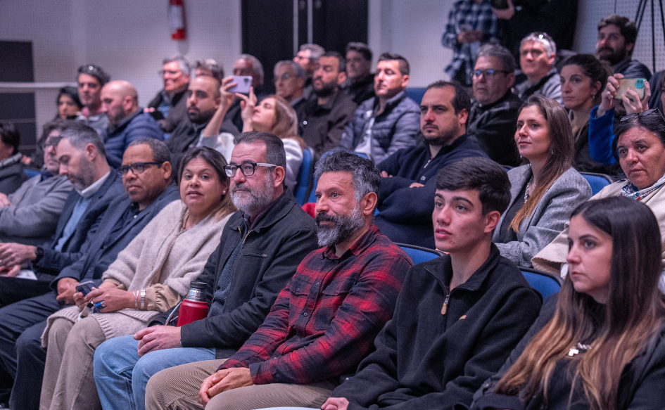 El director de Educación Secundaria, Manuel Oroño, con un termo en la mano, observa en primera fila la presentación de la estrategia de incorporación de la seguridad vial en la currícula de la educación formal, en el salón de actos de Torre Ejecutiva.