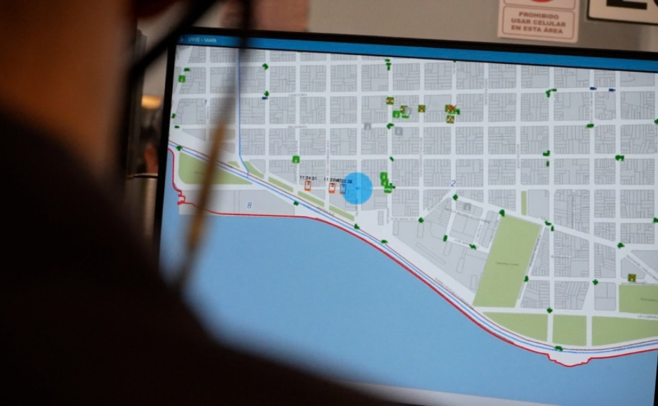 Funcionario del Centro de Comando Unificado observa un mapa de Montevideo, en el que un círculo marca el lugar de un accidente