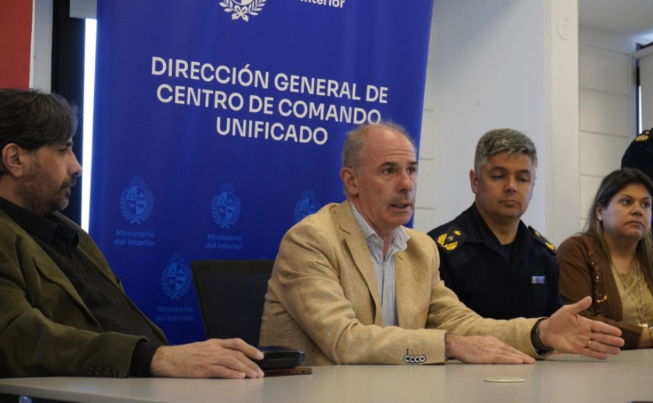Director del SAME 105, presenta los resultados de la integración del servicio al Centro de Comando Unificado. A su lado, lo observa el presidente de Unasev, Marcelo Metediera