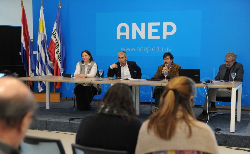 Presidente de ANEP, Pablo Caggiani, habla en oratoria. A su lado, la directora de Educación Inicial y Primaria, Gabriela Salsamendi