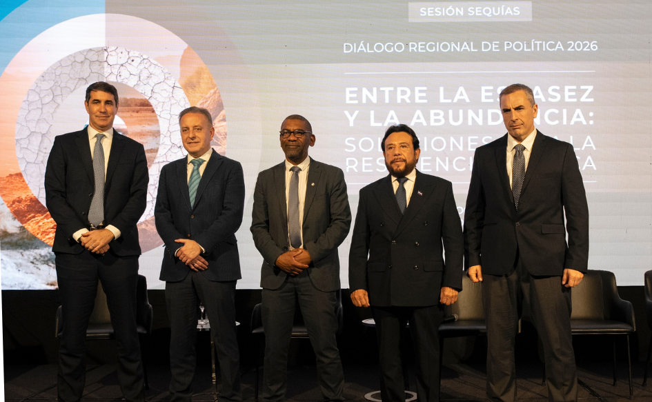 Ministro de Ambiente, Edgardo Ortuño, y presidente de OSE, Pablo Ferreri, se toman una foto familia con autoridades del BID, durante el Diálogo Regional de Política 2026