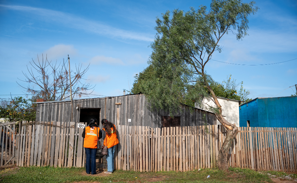 Dos censistas paradas frente a una casa del barrio La Colina de Rivera, durante el relevamiento de hogares en del programa Más Barrio