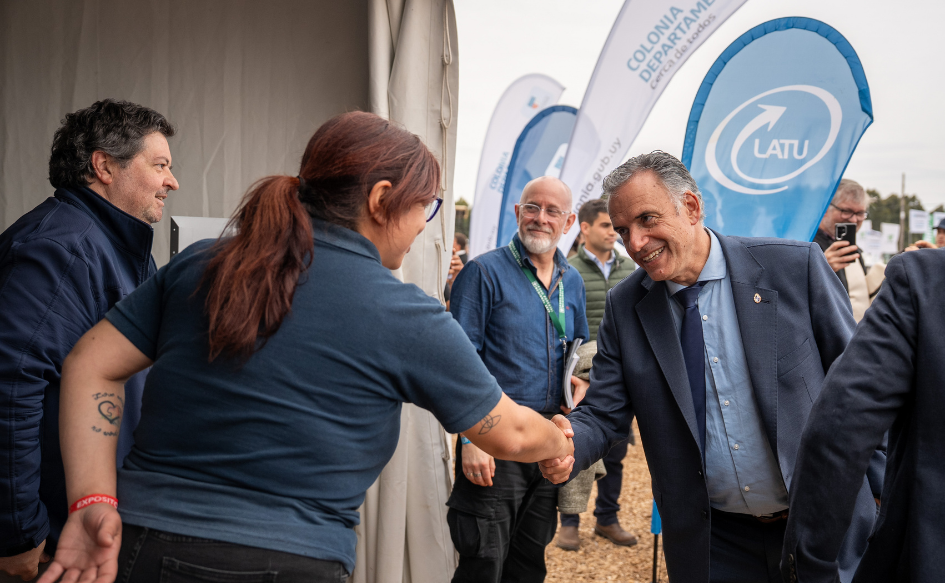 Presidente Orsi saluda a trabajadores de un stand en la Uruforest 2025