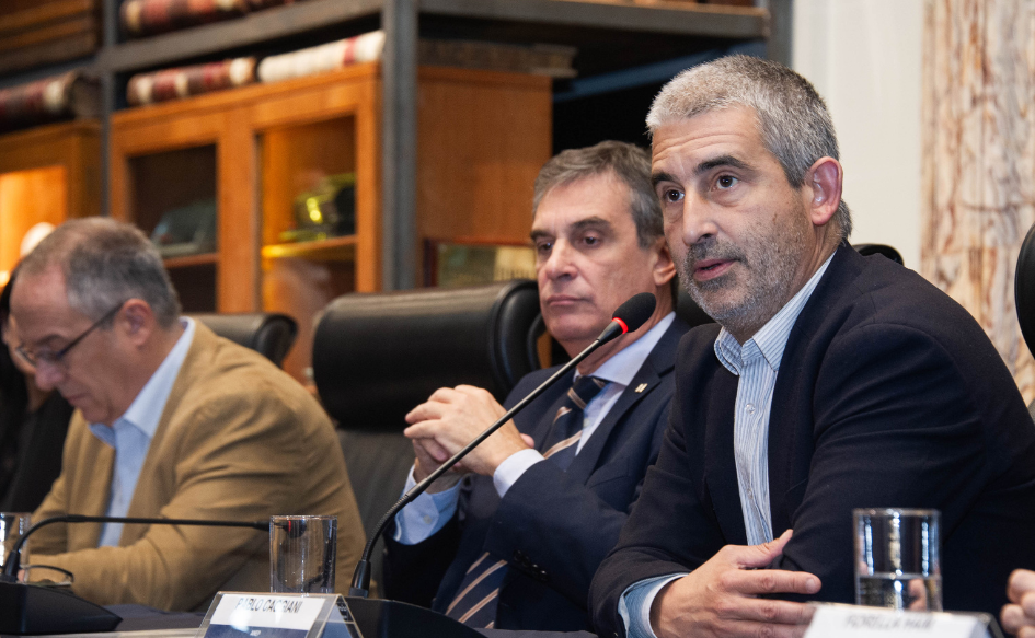 El presidente de ANEP, Pablo Caggiani, habla en oratoria. A su lado, el presidente del BROU, Álvaro García, y el ministro de Educación, José Carlos Mahía