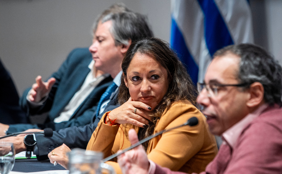 Ministro de Turismo, Pablo Menoni, brinda un discurso. A su lado, lo observa la ministra de Industria, Fernanda Cardona