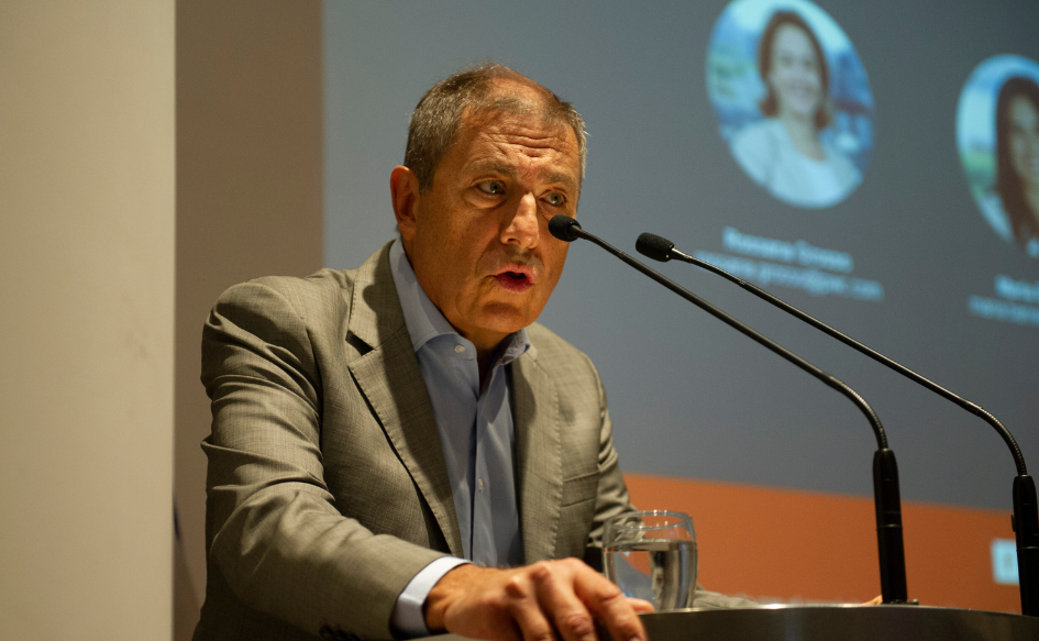 Ministro de Economía y Finanzas, Gabriel Oddone, habla detrás de un atril.