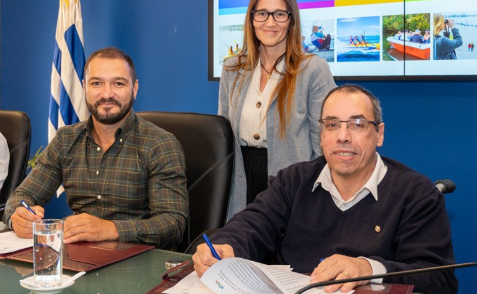 Ministro de Turismo, Pablo Menoni, y presidente de ANDE, Juan Ignacio Dorrego, firman un documento