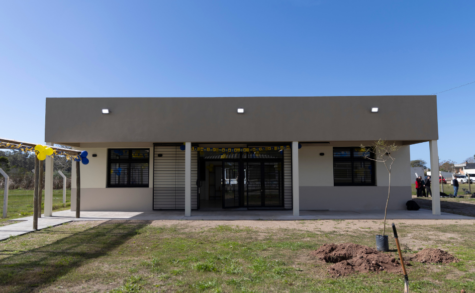 Fachada del salón que forma parte de la ampliación del liceo de La Coronilla