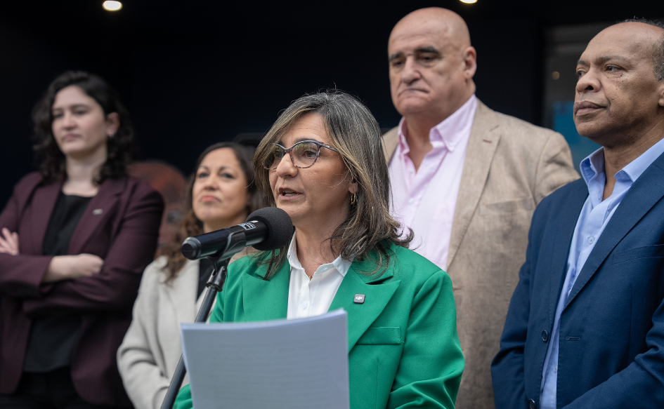 Presidenta de UTE, Andrea Cabrera, habla en la presentación del stand de la empresa en la Expo Prado 2026. Detrás, la ministra de Industria, Fernanda Cardona. 