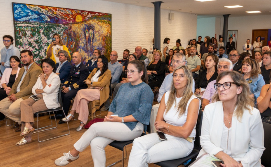 La subsecretaria de Turismo, Ana Claudia Caram, observa la presentación del fondo para emprendimientos turísticos desde el público