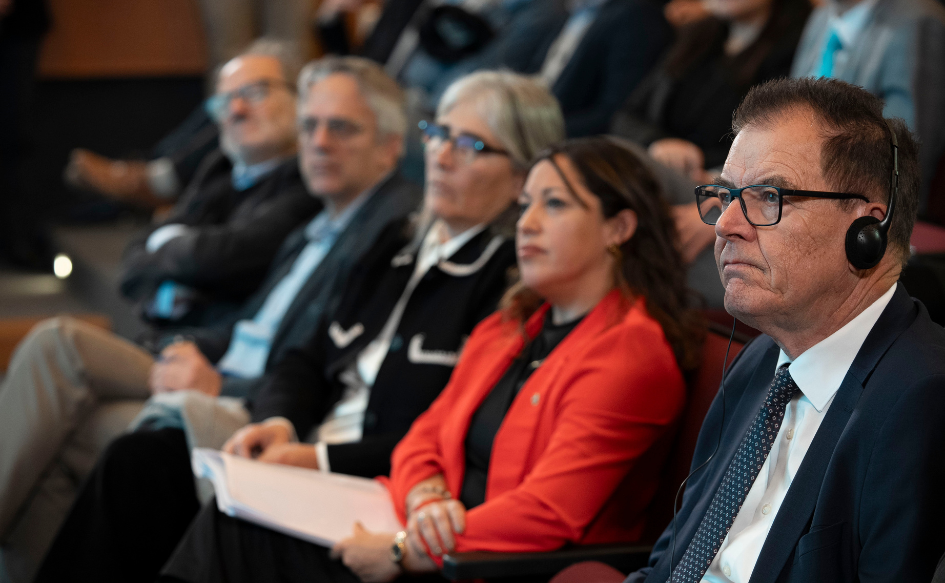 Director de Onudi, Gerard Müller, observa la presentación de Alejandro Sánchez con auriculares. A su lado, las ministras de Industria, Fernanda Cardona, y Transporte, Lucía Etcheverry, y el director de OPP, Rodrigo Arim