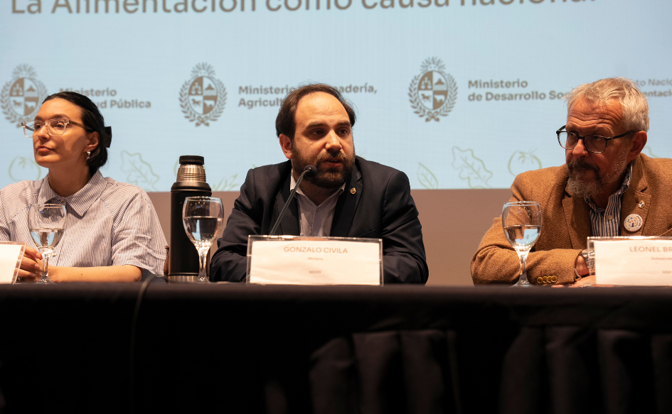 Ministro de Desarrollo Social, brinda oratoria durante el seminario por el Día Mundial de la Alimentación