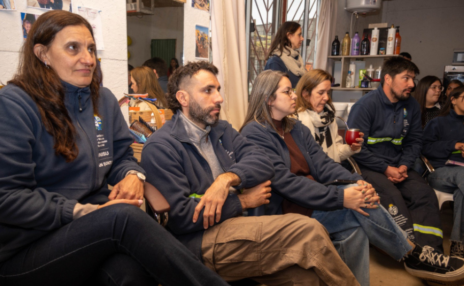 Funcionarios del Ministerio de Vivienda, sentados, en un local del Mides en Río Branco, Cerro Largo, escuchan la presentación del programa Crece desde el Pie