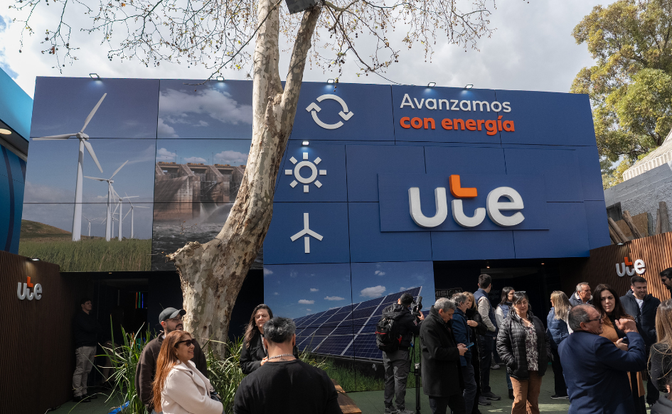 Varias personas de pie, frente a la fachada del stand de UTE en la Expo Prado 2026. Sobre su parte superior, se lee "Avanzamos con energía. UTE".