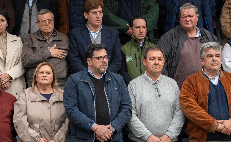 Secretario de Presidencia, de pie, en el público, junto a la intendenta de San José, durante el cierre de la Expo San José 2026