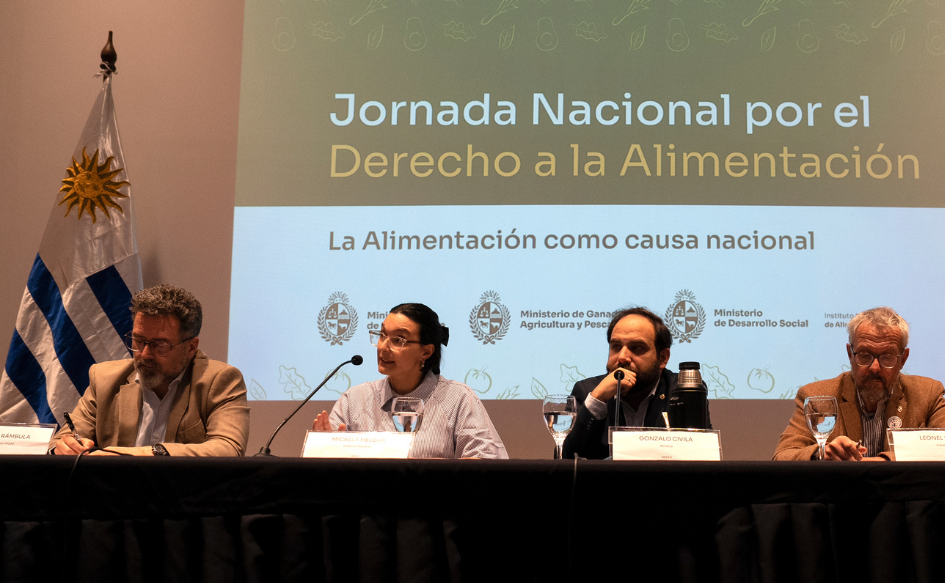 Directora del INDA, Micaela Melgar, expone datos de inseguridad alimentaria en Uruguay. A su lado, el ministro de Desarrollo Social, Gonzalo Civila, y los subsecretarios de Ganadería, Matías Carámbula, y Salud Pública, Leonel Briozzo