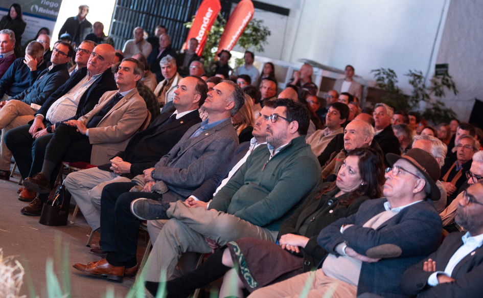 Presidente de la República, Yamandú Orsi, y secretario de Presidencia, Alejandro Sánchez, sentados en primera fila junto a los ministros de Industria y Ganadería, en la 5° Conferencia Agricultura y Riego, en la Expo Prado 2026