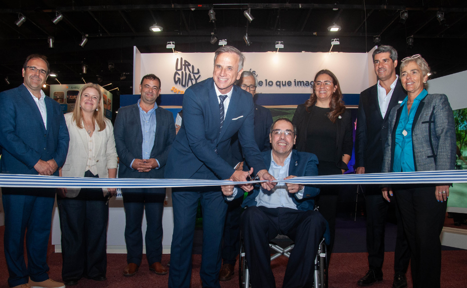 Ministro de Turismo, Pablo Menoni, corta la cinta de inauguración de la Expo Turismo Uruguay 2026
