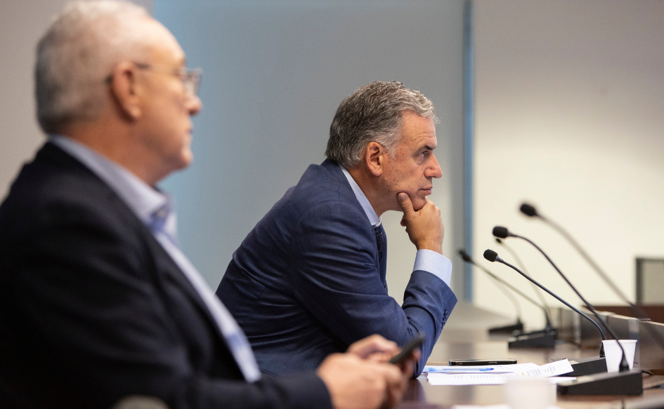 Presidente Orsi observa una pantalla atentamente, con su mano apoyada en el mentón. Sentado a su lado, el canciller Mario Lubetkin