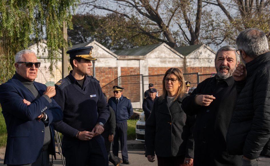 Ministro del Interior, Carlos Negro; director de la Policía Comunitaria, Franco Zenone; ministra de Vivienda, Tamara Paseyro, y el intendente de Montevideo, Mario Bergara, dialogan, de pie, en una calle de Cerro Norte
