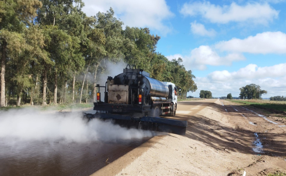 Camión de obra trabaja en la rehabilitación de la ruta 26, en Cerro Largo