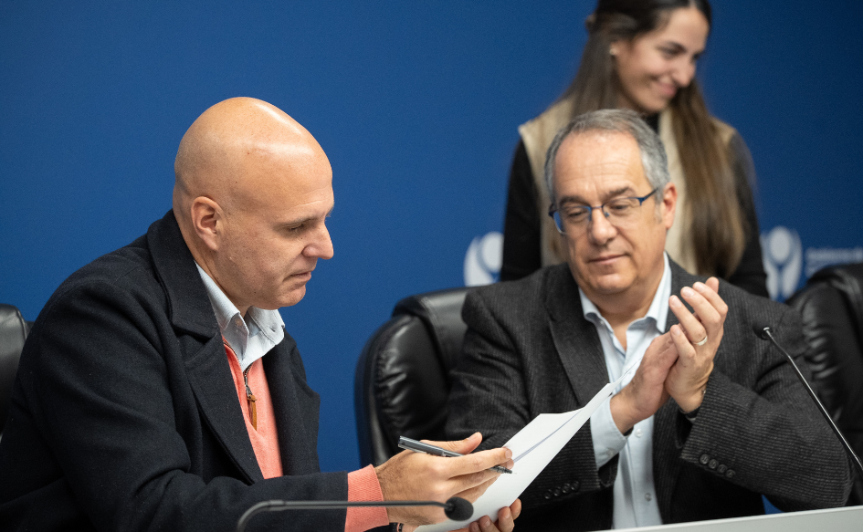 Intendente de Canelones, Francisco Legnani, lee el contrato de comodato de la sala Lumiere tras firmar el documento. A su lado, el ministro de Educación y Cultura, José Carlos Mahía, lo aplaude