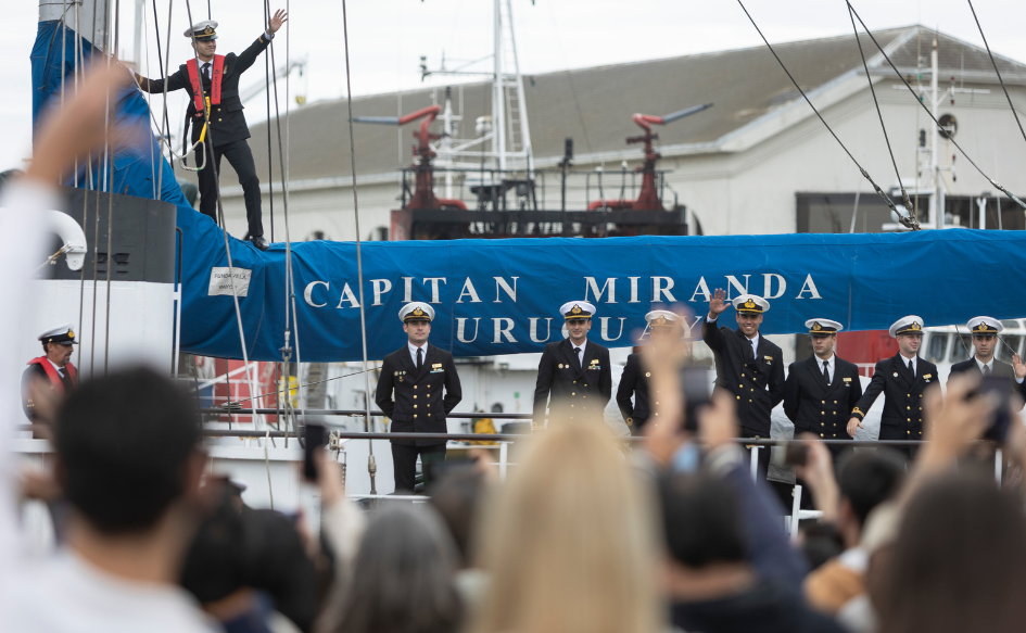 Tripulantes del Capitán Miranda saludan al público desde el velero