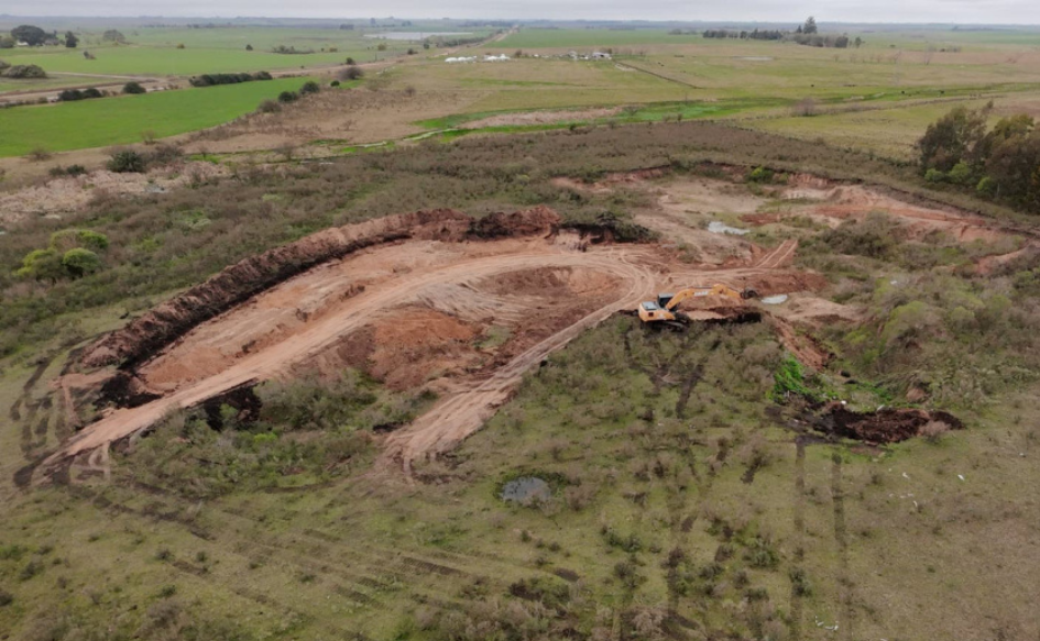 Vista aérea de retroexcavadoras moviendo tierra en el lugar donde se construirá el bypass de Young, en Río Negro