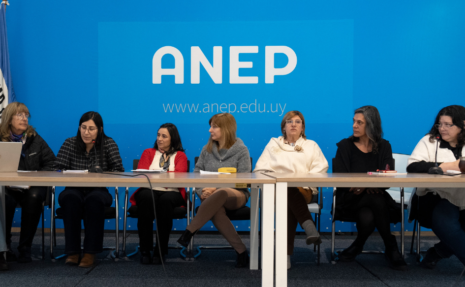 Funcionarias de ANEP, en el balance de las acciones en materia de educación sexual integral, sentadas en la mesa de oratorias