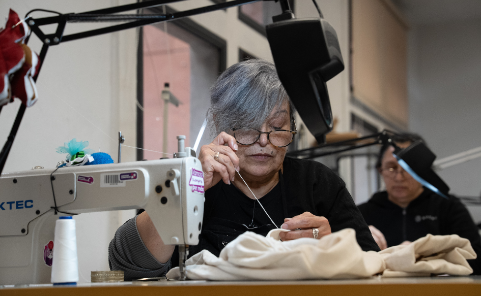 Funcionaria del Sodre cose una prenda para la obra Coppélia en el taller de vestuario del Auditorio Nacional Adela Reta