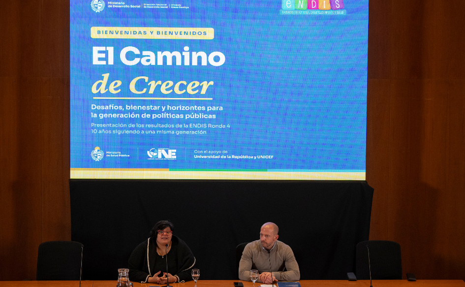 Gerenta de Uruguay Crece Contigo, Virginia Cardozo, y director nacional de Desarrollo Social, presentan los resultados de la 4ª ronda de la Endis, en el auditorio de Torre Ejecutiva. Detrás de ellos, en la pantalla se proyecta "El camino de crecer"