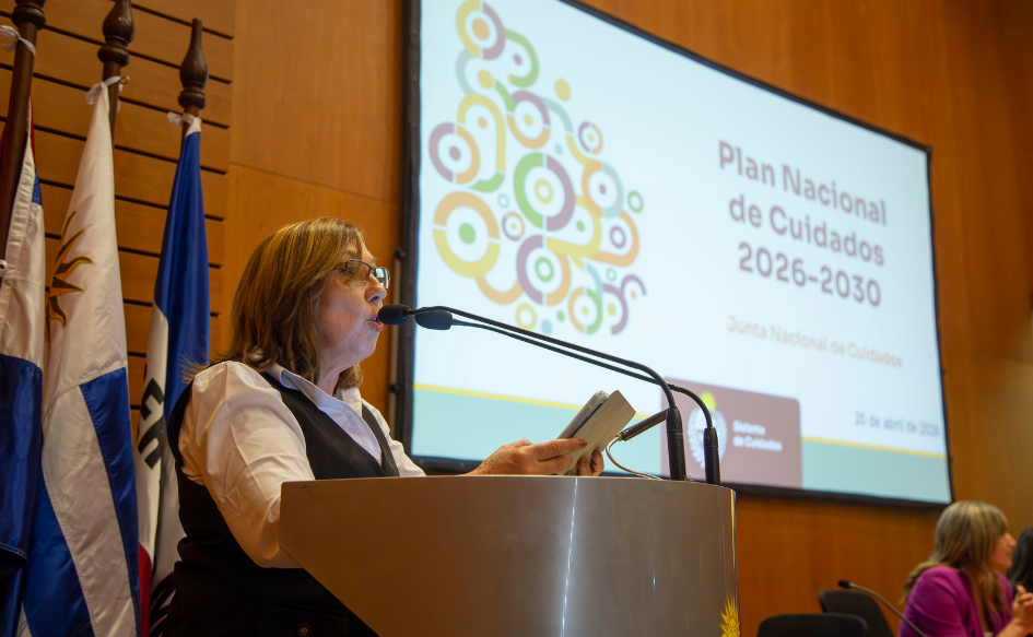 Directora de la Secretaría Nacional de Cuidados, Susana Muñiz, detrás del atril, presenta el Plan Nacional de Cuidados 2026-2030