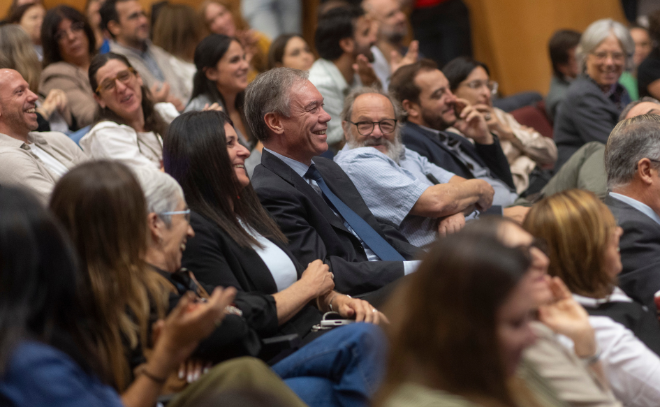 Subsecretario de Economía, observa sonriente desde el público, la presentación del Plan Nacional de Cuidados 2026-2030