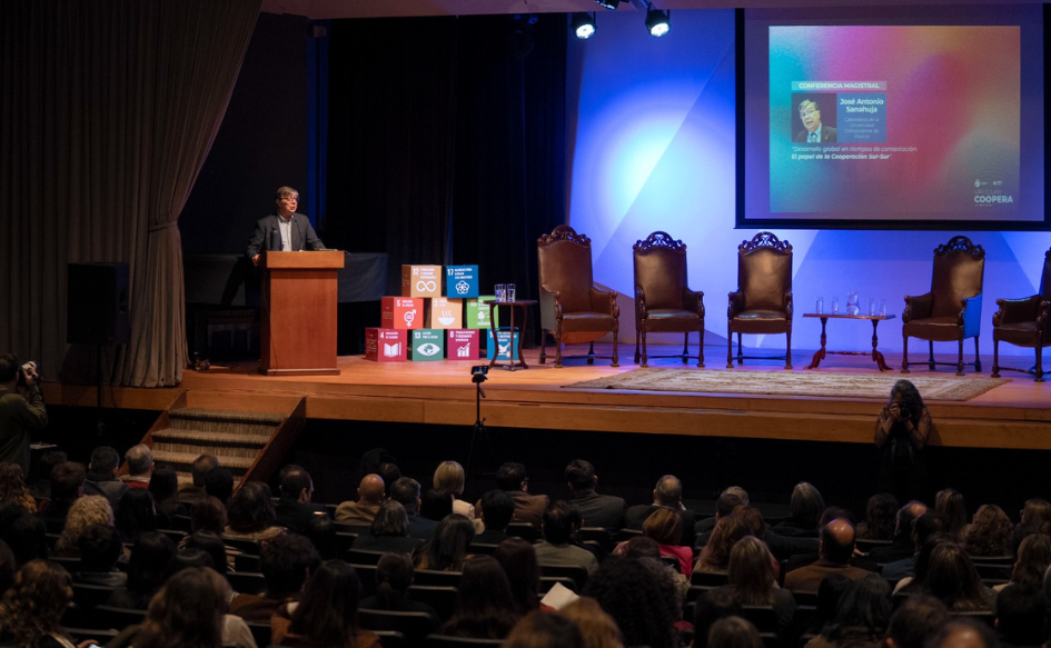 Catedrático español, José Antonio Sanahuja, habla en el escenario de la sala Vaz Ferreira, durante la tercera edición de Uruguay Coopera