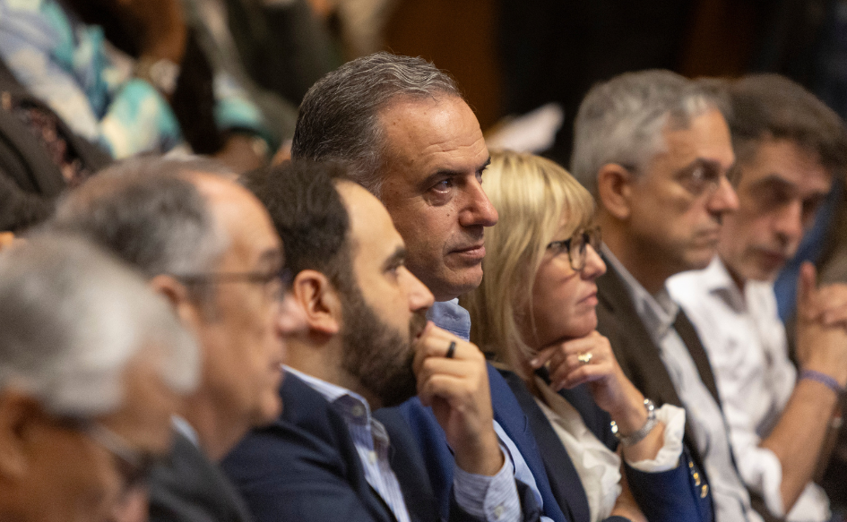 Presidente Yamandú Orsi, observa presentación del Plan Nacional de Cuidados 2026-2030 desde el público. A su lado, el ministro de Desarrollo Social, Gonzalo Civila, y la ministra de Salud Pública, Cristina Lustemberg