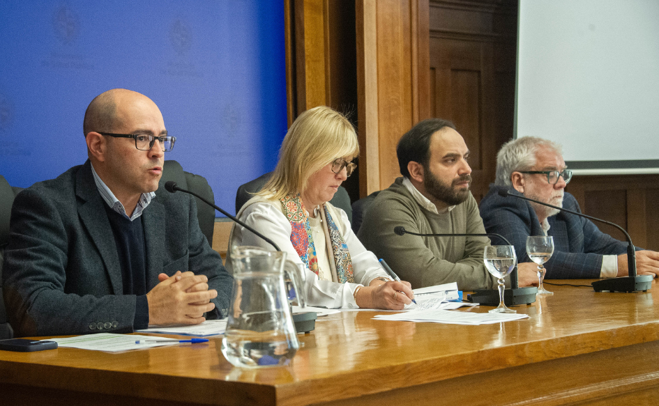 Presidente de ASSE, Álvaro Danza, habla en conferencia. A su lado, la ministra de Salud Pública, Cristina Lustermberg; el de Desarrollo Social, Gonzalo Civila, y el secretario general de la Secretaría Nacional de Drogas, Gabriel Rossi