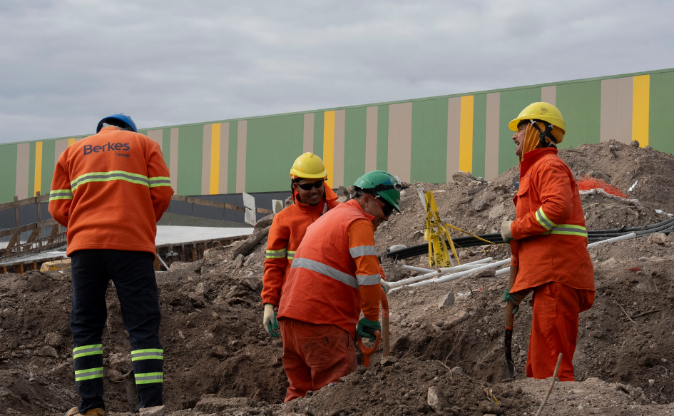 Cuatro obreros excavan durante la construcción del Aventura Shopping, en el barrio Sayago de Montevideo