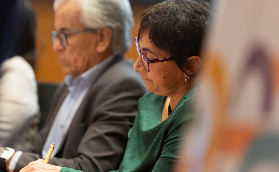 Presidenta de BPS, Jimena Pardo, toma apuntes. A su lado, el ministro de Trabajo y Seguridad Social, Juan Castillo