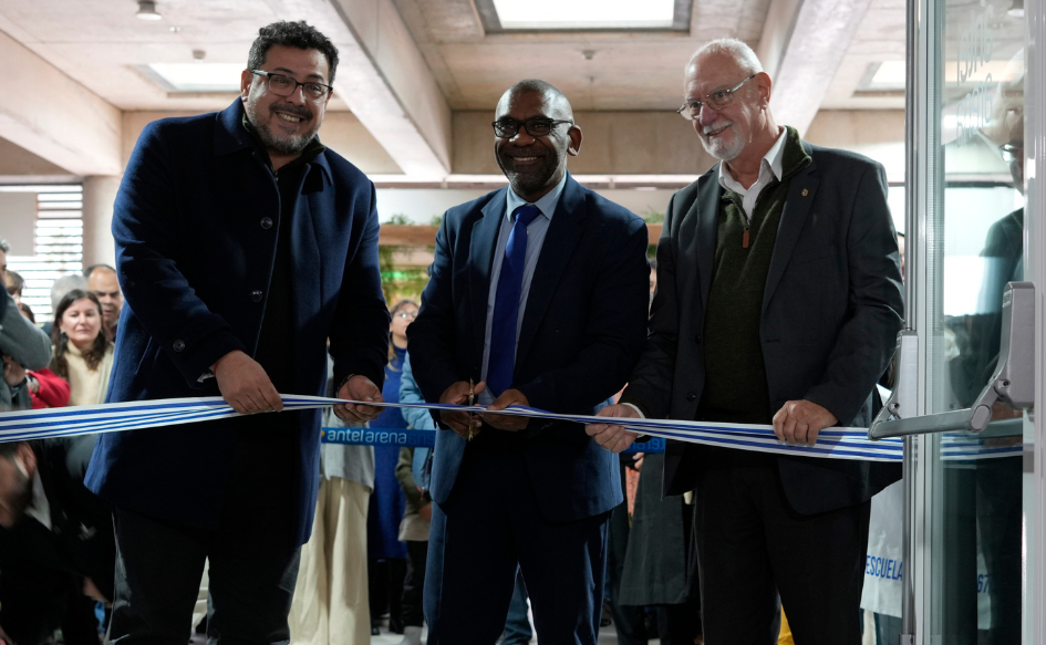 Secretario de Presidencia, Alejandro Sánchez, corta la cinta de inauguración de la Expo Uruguay Sostenible en el Antel Arena. A su lado, el ministro de Ambiente, Edgardo Ortuño, sostiene la cinta sonriente