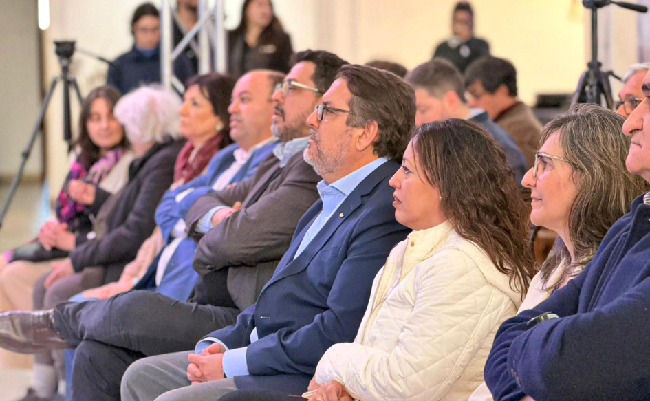 El secretario de Presidencia, Alejandro Sánchez, observa en la primera fila la presentación del Parque Solar Fotovoltaico Fray Bentos. A su lado, el intendente de Río Negro, Guillermo Levratto: ministra de Industria, Fernanda Cardona, y la presidenta de UTE, Andrea Cabrera