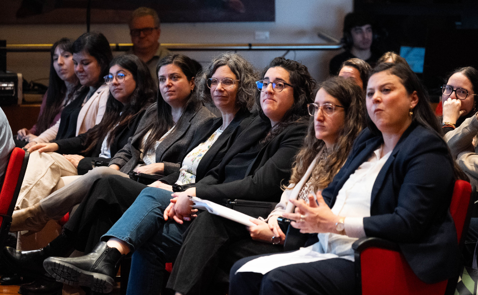 Funcionarias de UTE, sentadas en primera fila, observan la firma de convenio entre UTE e INAU para llevar adelante primeras experiencias laborales