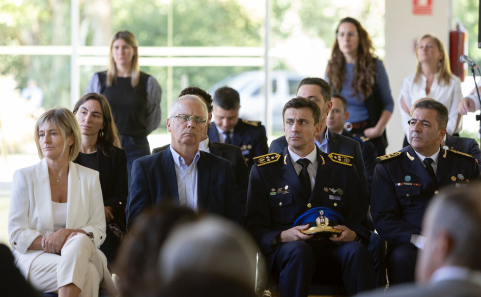 La subsecretaria del Ministerio del Interior, Gabriela Valverde, observa la presentación desde el público, junto a autoridades de la Policía Nacional