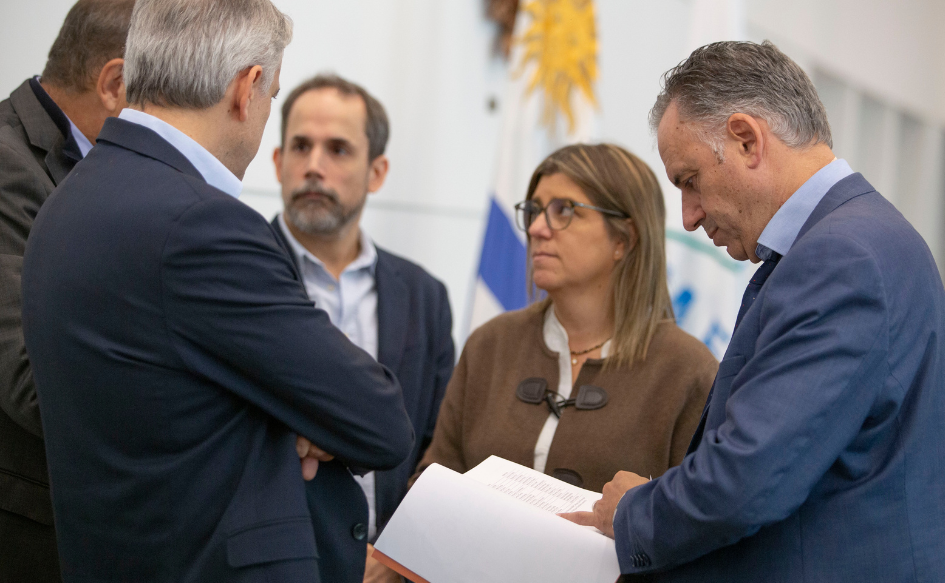 Presidente Yamandú Orsi, lee el documento del Diálogo Social, de pie, junto al coordinador del Diálogo Social, Hugo Bai; la ministra de Vivienda, Tamara Paseyro; el director de OPP, Rodrigo Arim, y el ministro de Economía, Gabriel Oddone