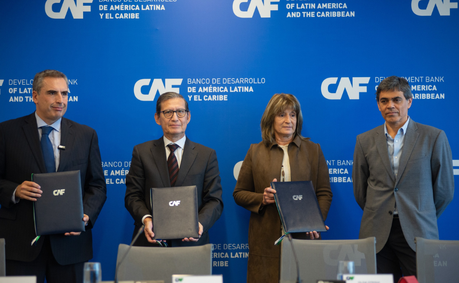 Presidente de OSE, Pablo Ferreri; representante de CAF en Uruguay, Miguel Ostos, y secretaria general de OSE, Olga Otegui, sostienen una carpeta con el logo de CAF