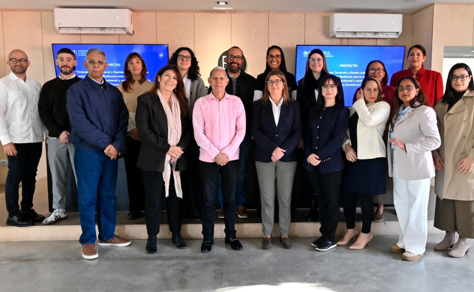 Foto de familia entre los asistentes al intercambio técnico. Entre ellos se encuentran la ministra de Vivienda, Tamara Paseyro; el embajador de República Dominicana en Uruguay; Fidel Santana; el viceministro de Ordenamiento Territorial de ese país, Domingo Matías, y la responsable de la Oficina Internacional para las Migraciones de ese país, Alba Goycoechea